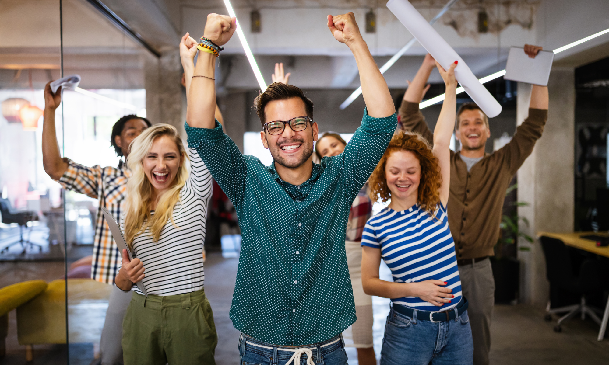 Ein glückliches Team nach Teambuilding Aktivitäten in der Firma
